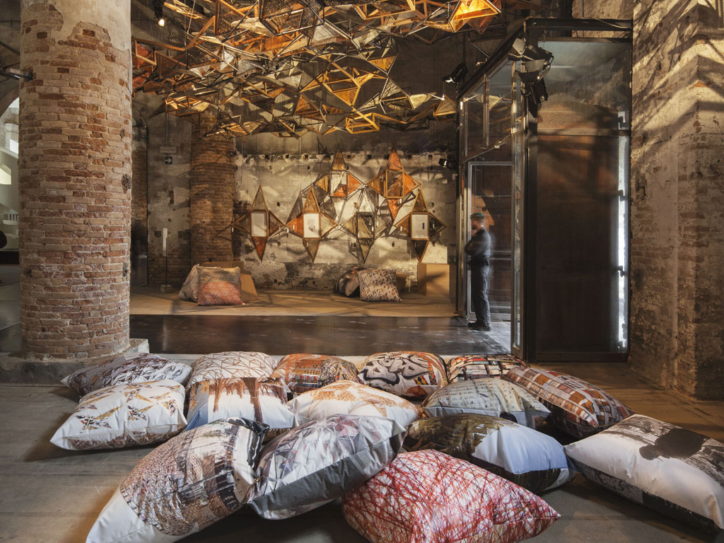 Weaving Architecture. Installazione realizzata dallo Studio di Architettura Benedetta Tagliabue EMBT per la Biennale di Architettura 2018. Credit: Giovanni Nardi.