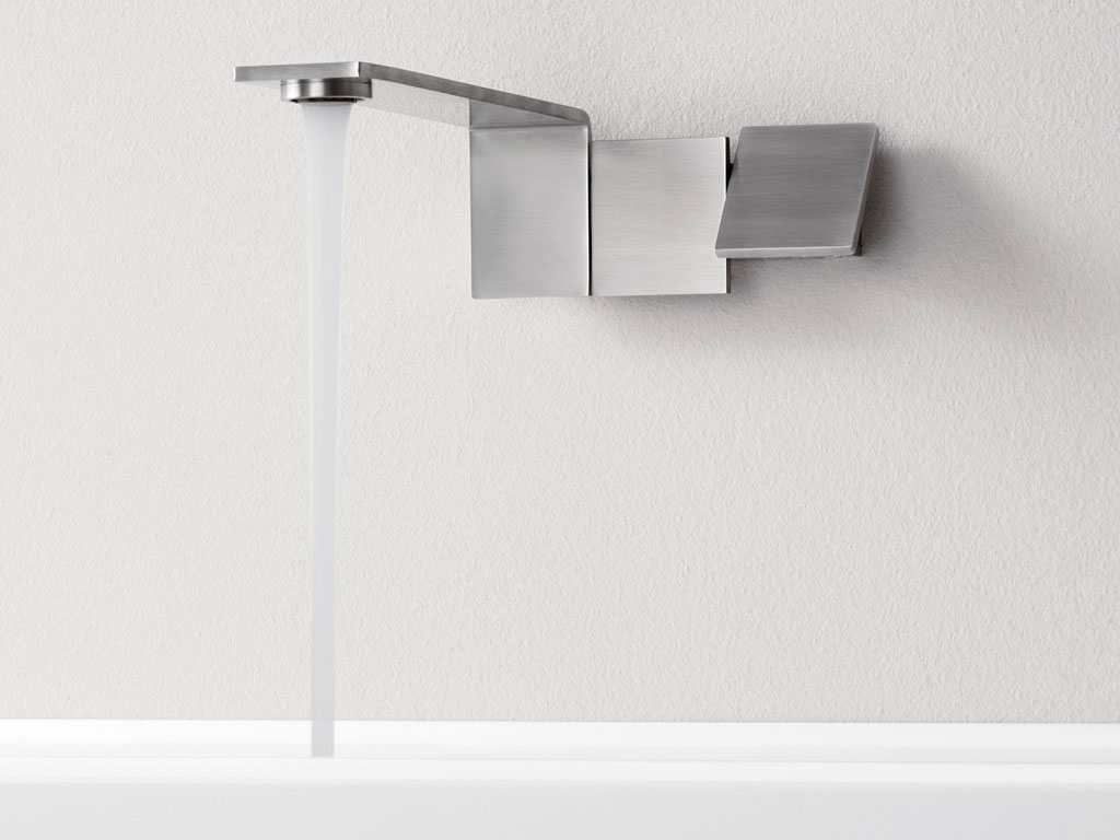 Rubinetterie Treemme. 5mm, design Giampiero Castagnoli, Emanuel Gargano e Marco Fagioli, è la linea che negli ultimi anni ha ottenuto i più grandi riconoscimenti dal Compasso d’Oro ADI al Red Dot Design Award per citarne alcuni. 5mm è lo spessore costante in cui avviene, oltre alla fuoriuscita dell’acqua dalla bocca, anche il passaggio interno con tutte le dinamiche di miscelazione. Questo brevetto permette il passaggio dell’acqua in cinque millimetri anche nella versione da piano.