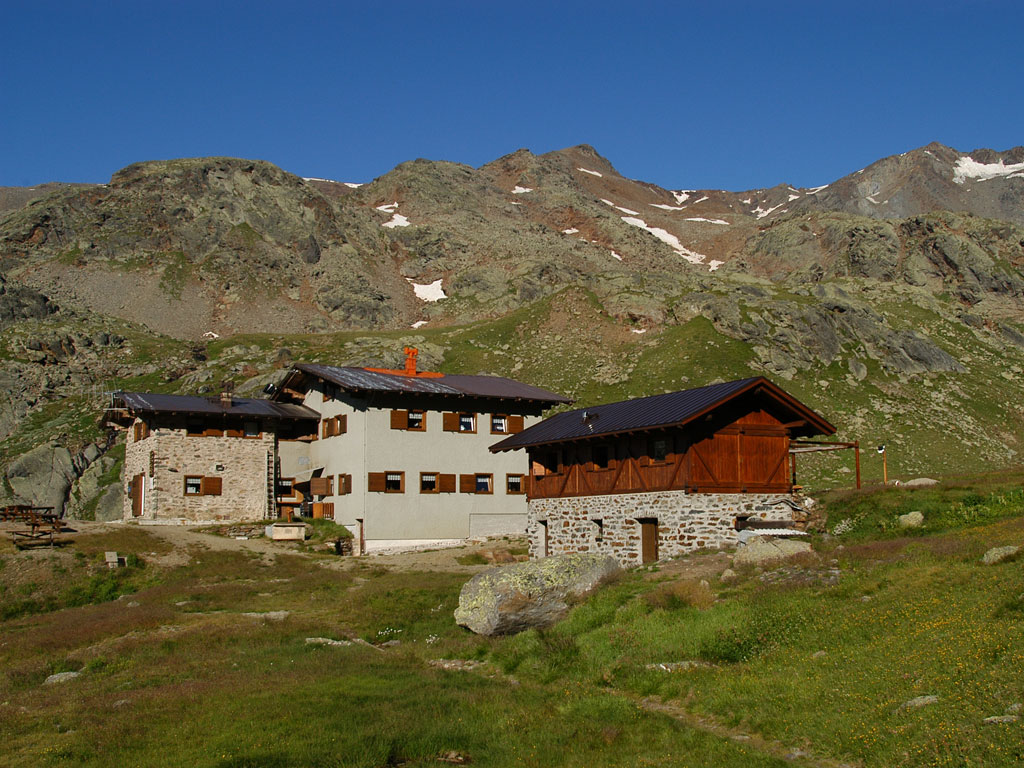 Val di Sole. Il Rifugio Dorigoni, si trova nel Gruppo Ortles-Cevedale nel cuore del Parco Nazionale dello Stelvio a quota 2.436 metri sopra un gradino roccioso in posizione aperte e soleggiata.