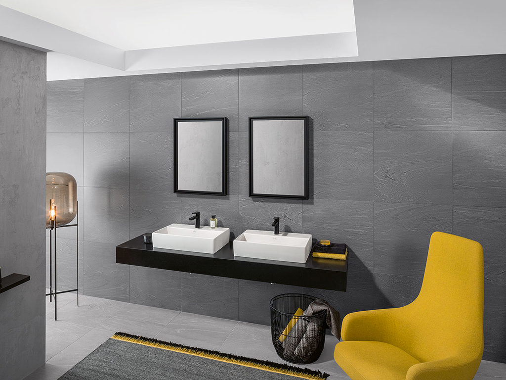 Villeroy & Boch. Memento 2.0 si veste di un nuovo look grazie all'innovativa ceramica TitanCeram, fusione di materie prime naturali selezionate, realizzato grazie a una particolare combinazione di fasi produttive. Rispetto alla ceramica classica, consente di creare forme precise, spessori sottili e bordi netti, senza rinunciare a robustezza e affidabilità. I due nuovi lavabi da appoggio sono disponibili nelle misure 50 cm e 60 cm e anche nella nuovissima smaltatura TitanGlaze, nel moderno colore bianco opaco Stone White. L’ossido di alluminio cristallino, TitanGlaze arricchisce la ceramica di una superficie particolarmente resistente a graffi e urti.