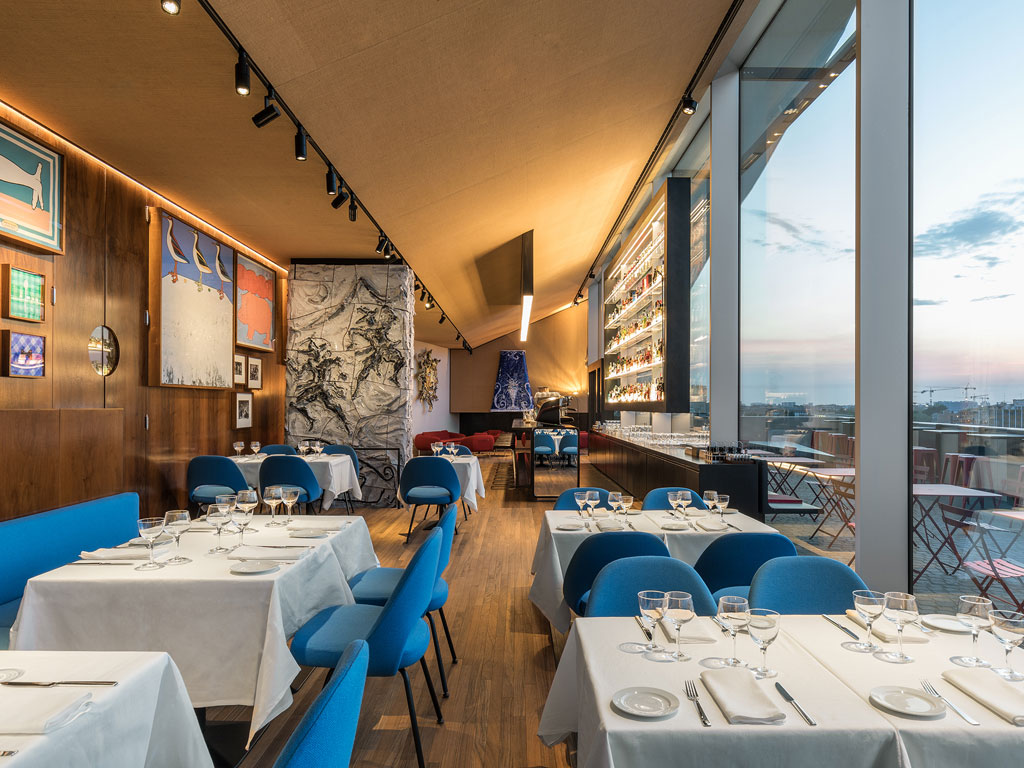 Ristorante Torre. Fondazione Prada, Milano. Da sinistra a destra, opere di John Wesley, William N. Copley, Goshka Macuga e Lucio Fontana. (Foto: Delfino Sisto Legnani e Marco Cappelletti, Courtesy Fondazione Prada).