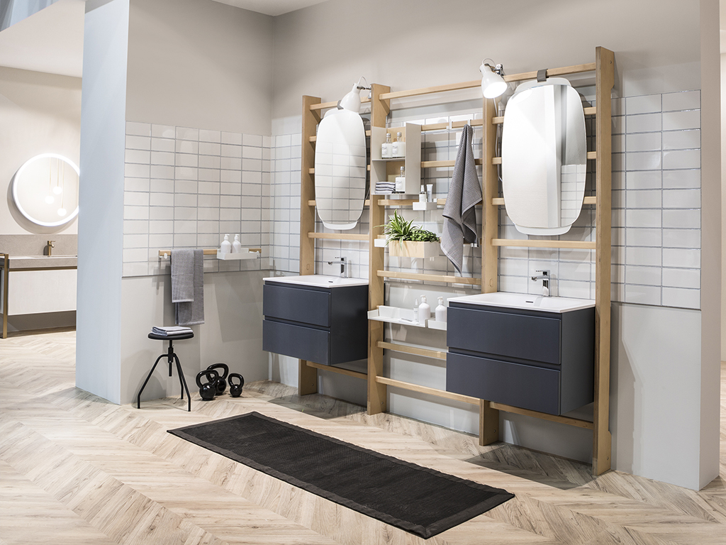 Scavolini Bagno. Gym Space, disegnato da Mattia Pareschi, fonde sala da bagno e palestra. Cuore del progetto la reinterpretazione della Spalliera Svedese: per applicare le attrezzature sportive e per fissare gli accessori dell’arredo bagno. Il sistema di arredo modulare in multistrato, disponibile in due finiture - un tradizionale effetto legno naturale e una moderna antracite - e in formati da 70, 90 o 120 cm, unitamente agli accessori disponibili in due cromie - bianco o antracite - che si agganciano alla struttura, danno vita a una composizione compatta completa.