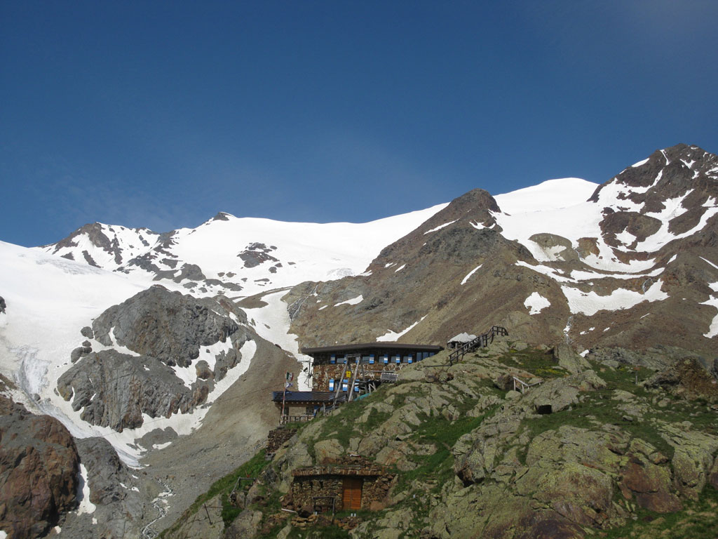Val di Sole. Il Rifugio Larcher al Cevedale si trova in Val Venezia nel Parco Nazionale dello Stelvio a quota 2.607 metri.