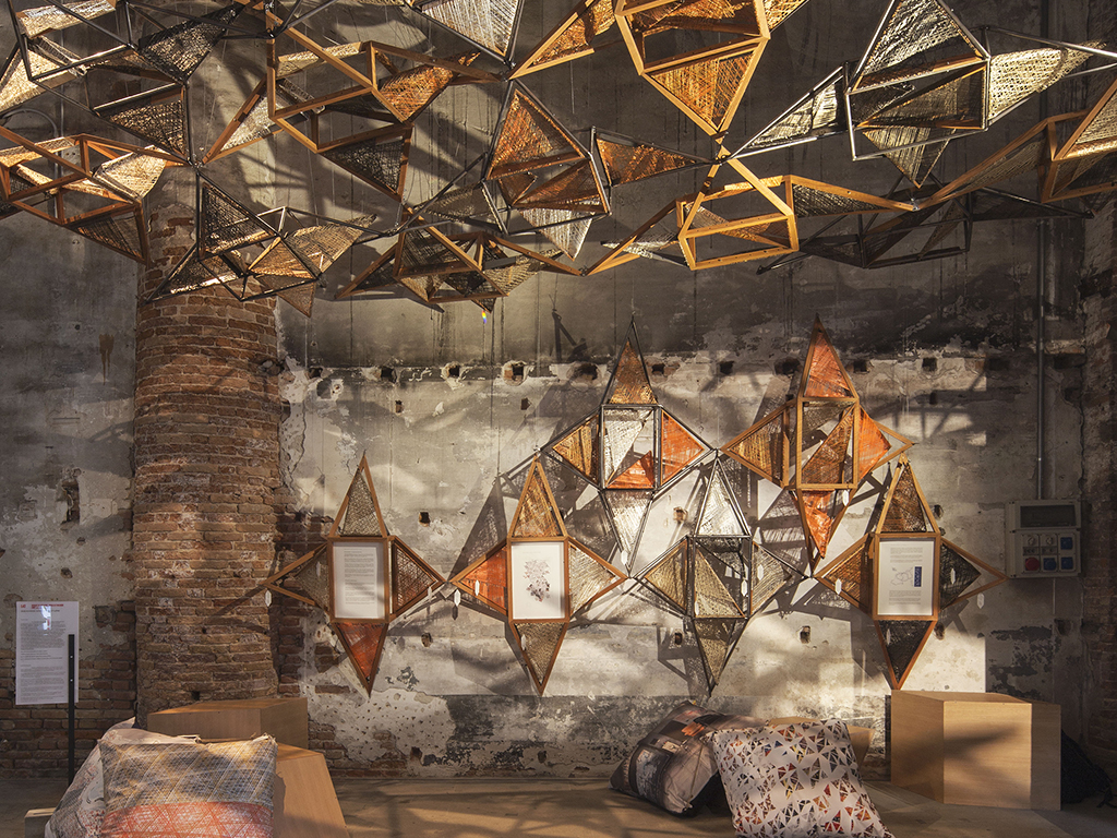 Weaving Architecture. Installazione realizzata dallo Studio di Architettura Benedetta Tagliabue EMBT per la Biennale di Architettura 2018. Credit: Giovanni Nardi.