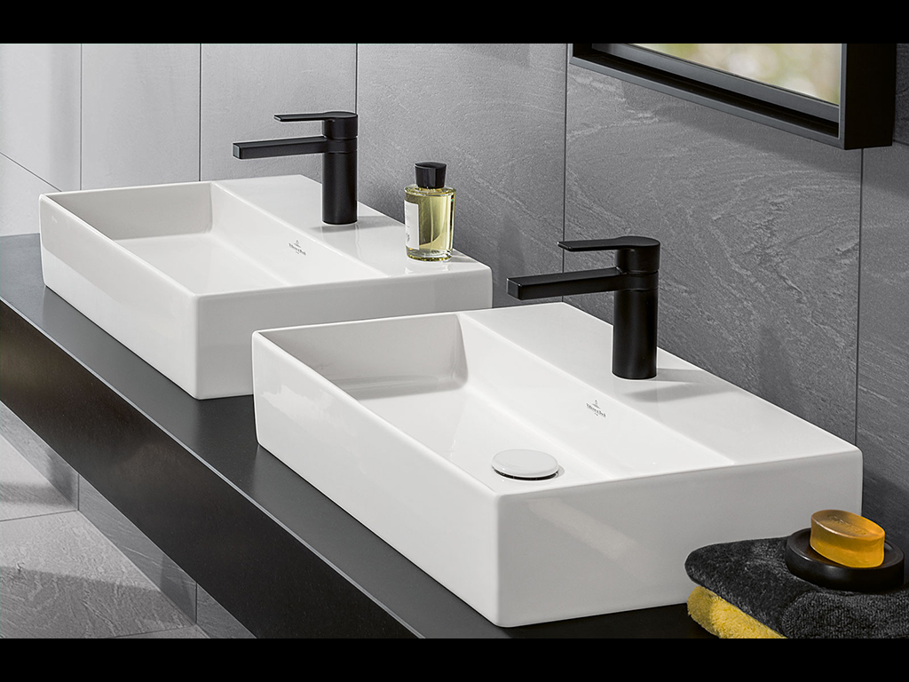 Villeroy & Boch. Memento 2.0 si veste di un nuovo look grazie all'innovativa ceramica TitanCeram, fusione di materie prime naturali selezionate, realizzato grazie a una particolare combinazione di fasi produttive. Rispetto alla ceramica classica, consente di creare forme precise, spessori sottili e bordi netti, senza rinunciare a robustezza e affidabilità. I due nuovi lavabi da appoggio sono disponibili nelle misure 50 cm e 60 cm e anche nella nuovissima smaltatura TitanGlaze, nel moderno colore bianco opaco Stone White. L’ossido di alluminio cristallino, TitanGlaze arricchisce la ceramica di una superficie particolarmente resistente a graffi e urti.