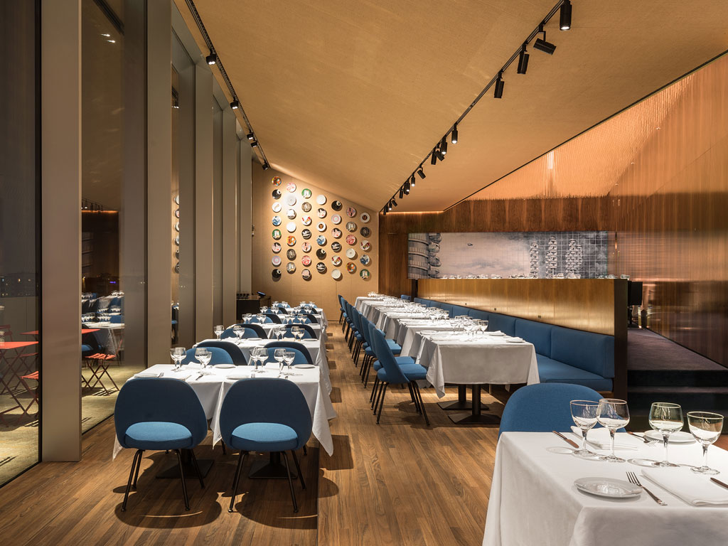 Ristorante Torre. Fondazione Prada, Milano. A destra: Tile Garden Krutikow, 2008-2009. Azulejos, malta, legno, alberi di limone in vasi di ceramica smaltata (Ricostruzione parziale). Azulejos, mortar, wood, lemon trees in glazed ceramic pots (Partial reconstruction). (Foto: Delfino Sisto Legnani e Marco Cappelletti, Courtesy Fondazione Prada).