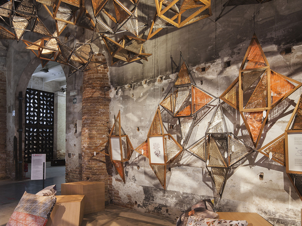 Weaving Architecture. Installazione realizzata dallo Studio di Architettura Benedetta Tagliabue EMBT per la Biennale di Architettura 2018. Credit: Giovanni Nardi.