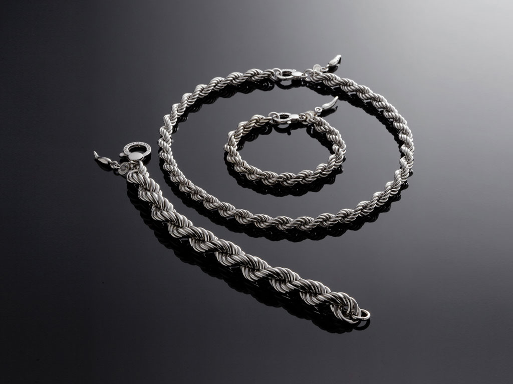 Giovanni Raspini. La collezione Torchon si declina in tre collane e quattro bracciali. Collezione Primavera Estate 2018.