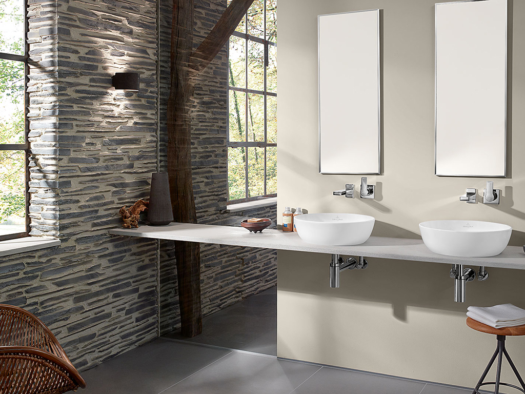 Villeroy & Boch. I lavabi da appoggio Artis, combinabili con i mobili della serie Legato, sono realizzati in TitanCeram, arricchita da ossido di titanio, appositamente sviluppato per creare prodotti dalle forme straordinariamente precise, con spessori ridotti e bordi netti. Disponibili nelle tonalità lucide standard Bianco Alpin e Star White ed ora anche nella nuovissima finitura bianca opaca Stone White realizzata con la nuova smaltatura TitanGlaze, resistente a graffi e urti. La linea, si dimostra perfettamente adatta ad ogni tipo di ambiente, dalle aree semipubbliche ai servizi di hotel, ristoranti o bar, passando ovviamente e soprattutto per i bagni privati. Nell’immagine i lavabi nella versione rotonda.