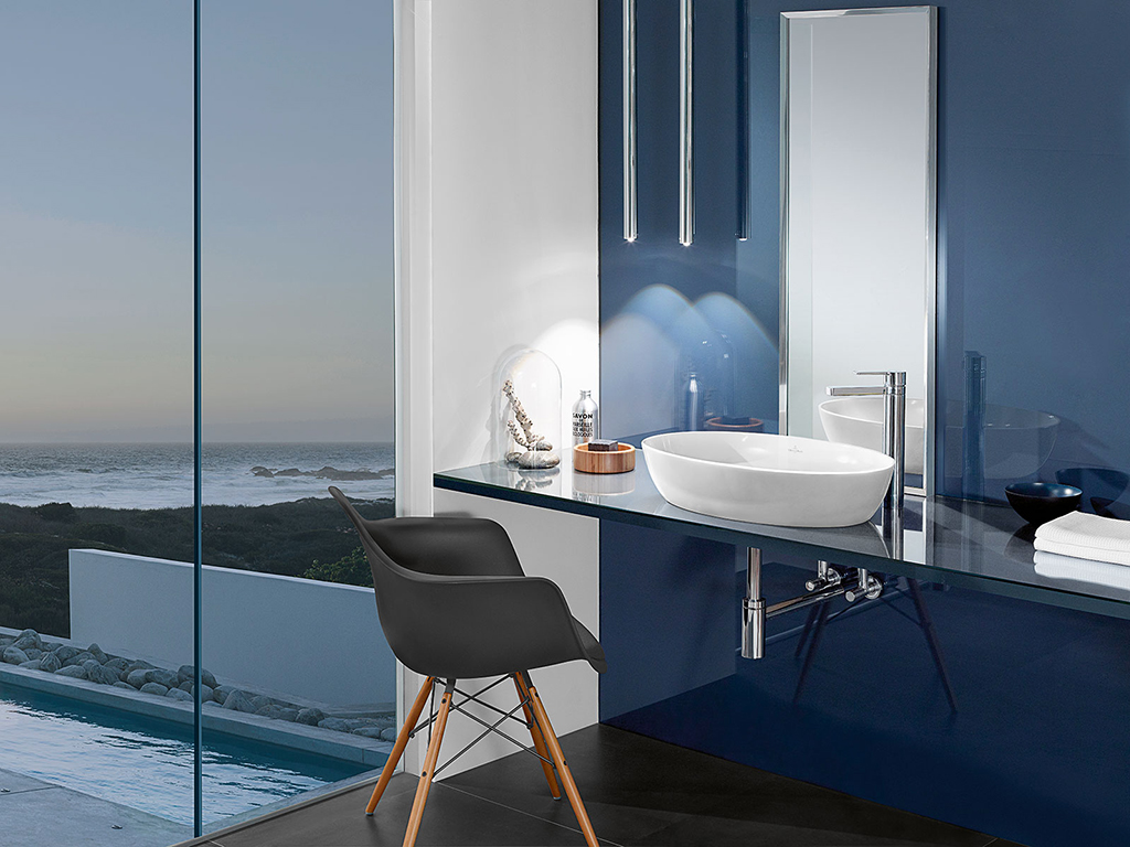 Villeroy & Boch. Artis Titancera I lavabi da appoggio Artis, combinabili con i mobili della serie Legato, sono realizzati in TitanCeram, arricchita da ossido di titanio, appositamente sviluppato per creare prodotti dalle forme straordinariamente precise, con spessori ridotti e bordi netti. Disponibili nelle tonalità lucide standard Bianco Alpin e Star White ed ora anche nella nuovissima finitura bianca opaca Stone White realizzata con la nuova smaltatura TitanGlaze, resistente a graffi e urti. La linea, si dimostra perfettamente adatta ad ogni tipo di ambiente, dalle aree semipubbliche ai servizi di hotel, ristoranti o bar, passando ovviamente e soprattutto per i bagni privati. Nell’immagine i lavabi nella versione ovale.