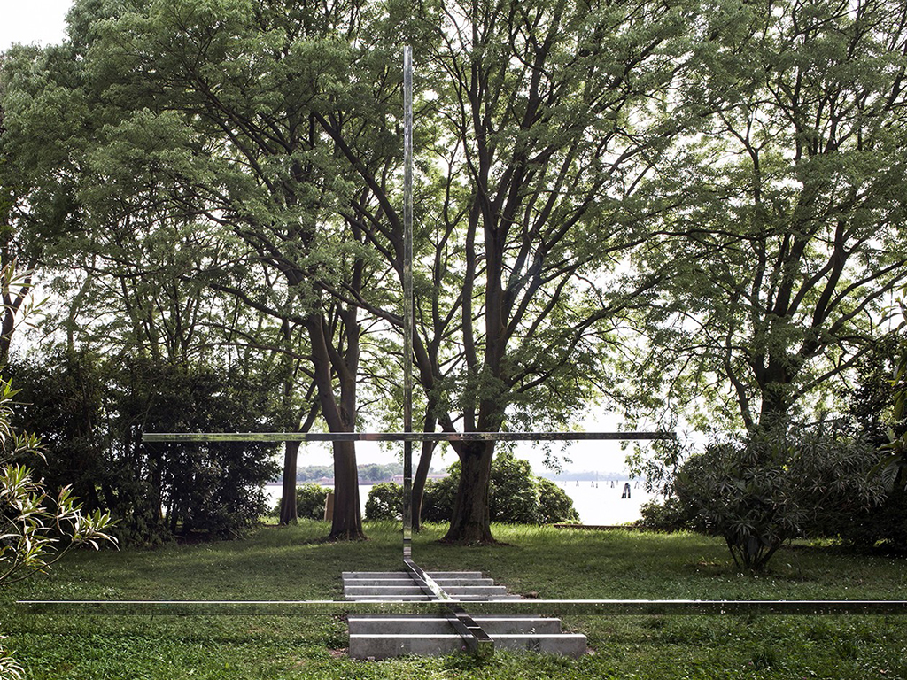 Vatican Chapels. Biennale Venezia 2018. Progetto e realizzazione, architetto Carla Juaçaba. Titolo: “Una panca e una Croce”. Realizzata in collaborazione con Secco Sistemi. Photo by Alessandra Chemollo.