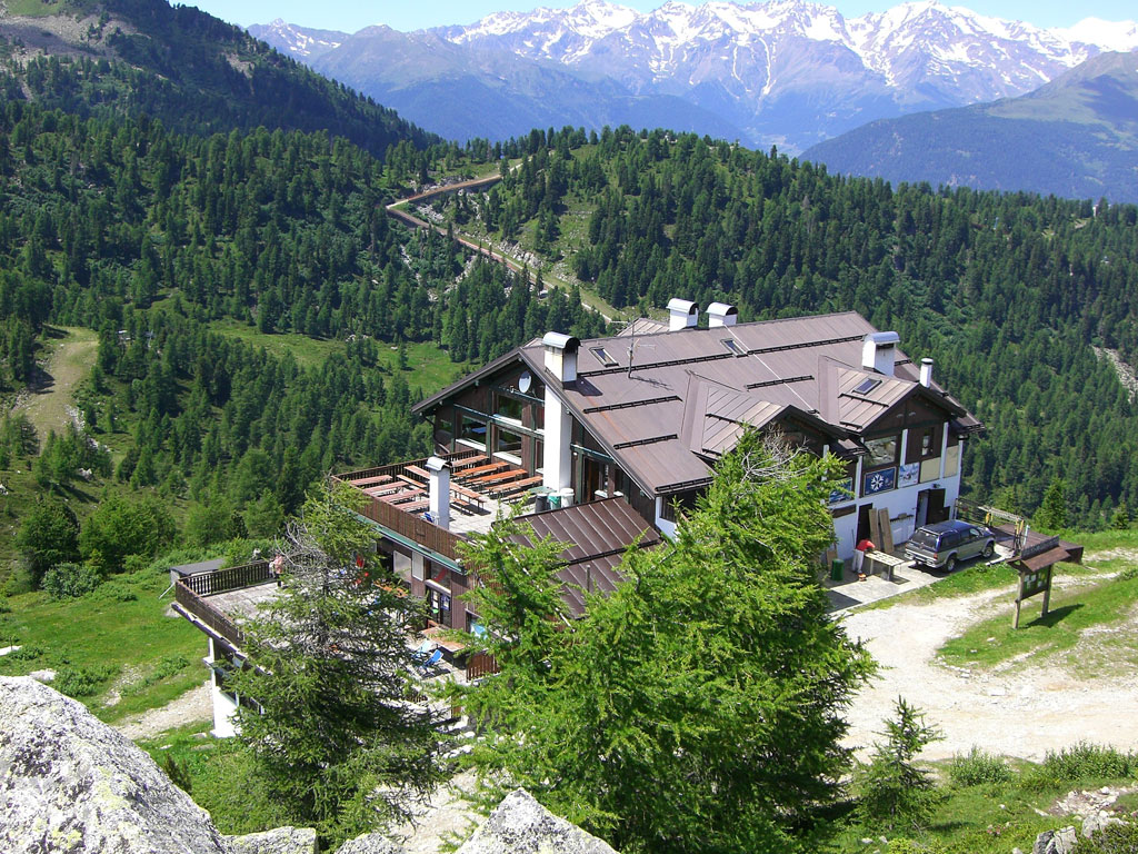 Val di Sole. Il Rifugio Orso Bruno, a quota 2.180 metri, si trova tra Madonna di Campiglio, Folgarida e Marilleva fulcro dello