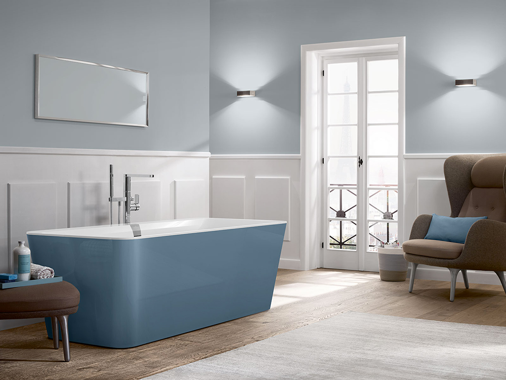 Villeroy & Boch. Le vasche freestanding delle collezioni Finon, Antheus, Theano, La Belle, Squaro Edge 12 e Loop&Friends si vestono del nuovo look bicolore: il bianco lucido delle superfici interne si incontra con i pannelli laterali colorati, disponibili in oltre 200 tonalità. Alle 15 pensate dalla designer Gesa Hansen, si aggiungono colori RAL o NSC standard, in finiture sia opache che lucide. Nell’immagine la vasca freestanding della linea Squaro Edge 12 nella tonalità blu Ocean.