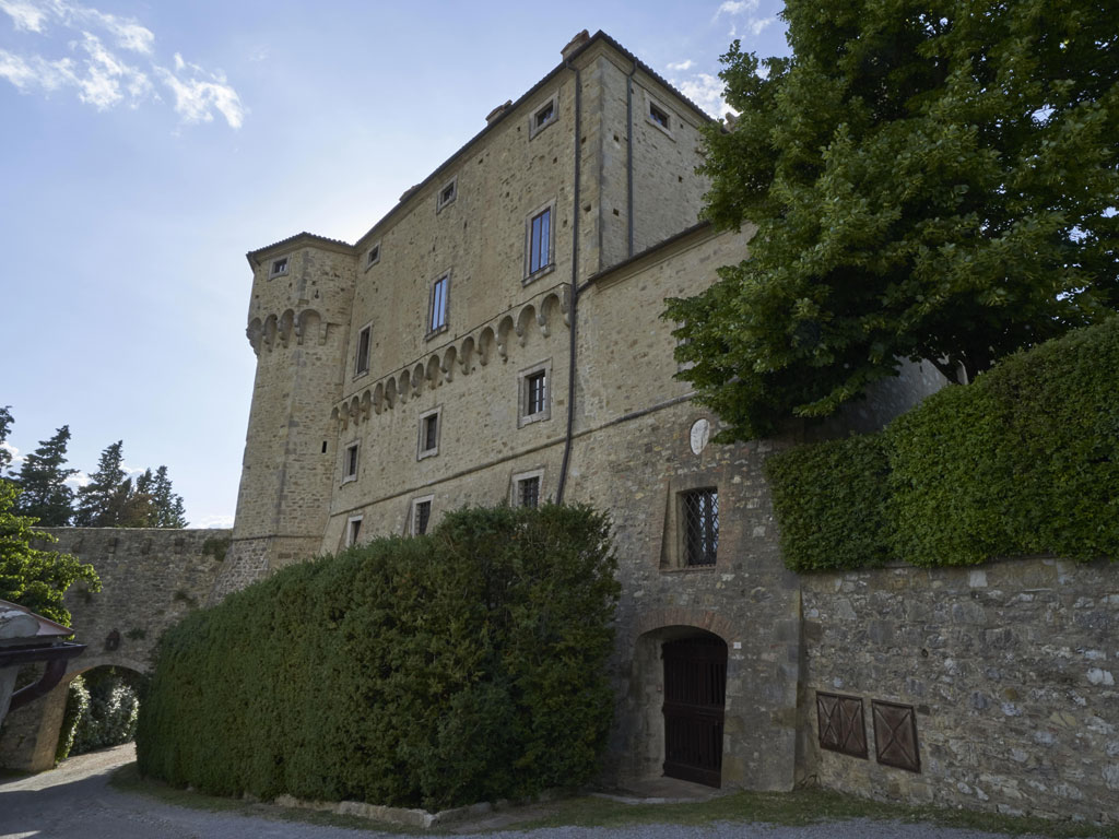 Castello di Fighine. L’imponente fortezza a pianta quadrangolare è arroccata sulle colline toscane, nelle vicinanze di Siena, tra la Valdichiana e la valle del Paglia. Un lungo restauro conservativo l’ha trasformata in un’attraente e confortevole struttura ricettiva. Foto: Marco Scarpa