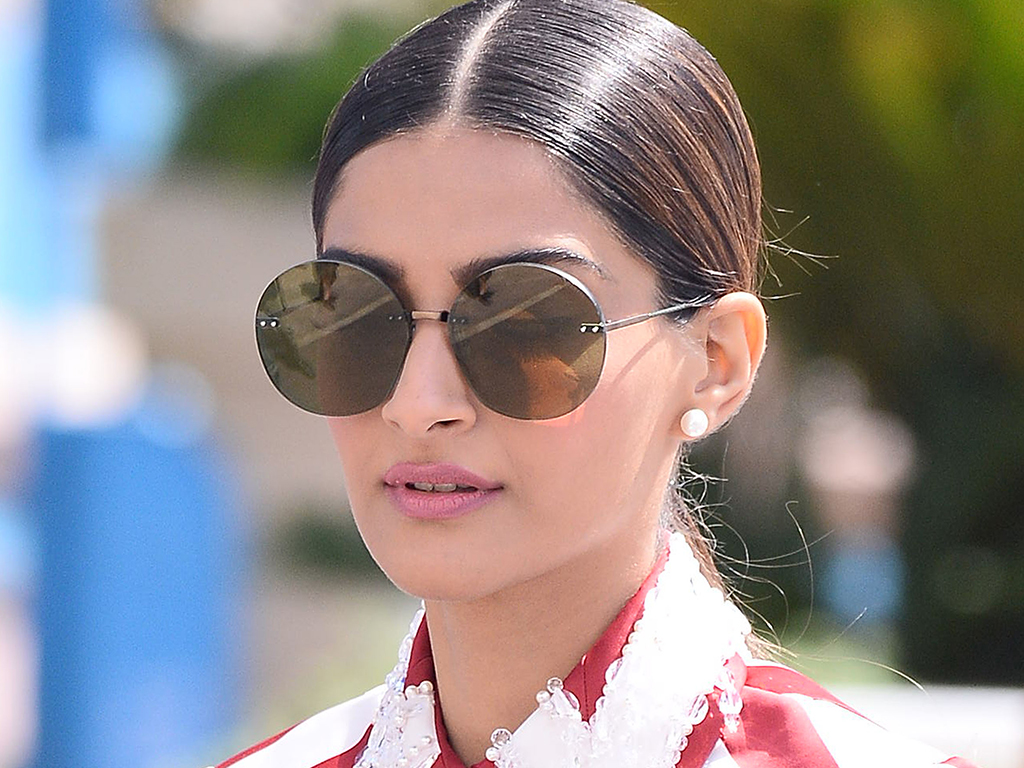 Bottega Veneta SS 2018. Sonam Kapoor indossa un paio di occhiali in acetato con lenti spesse monocromatiche in occasione del 71° Festival del Cinema di Cannes.