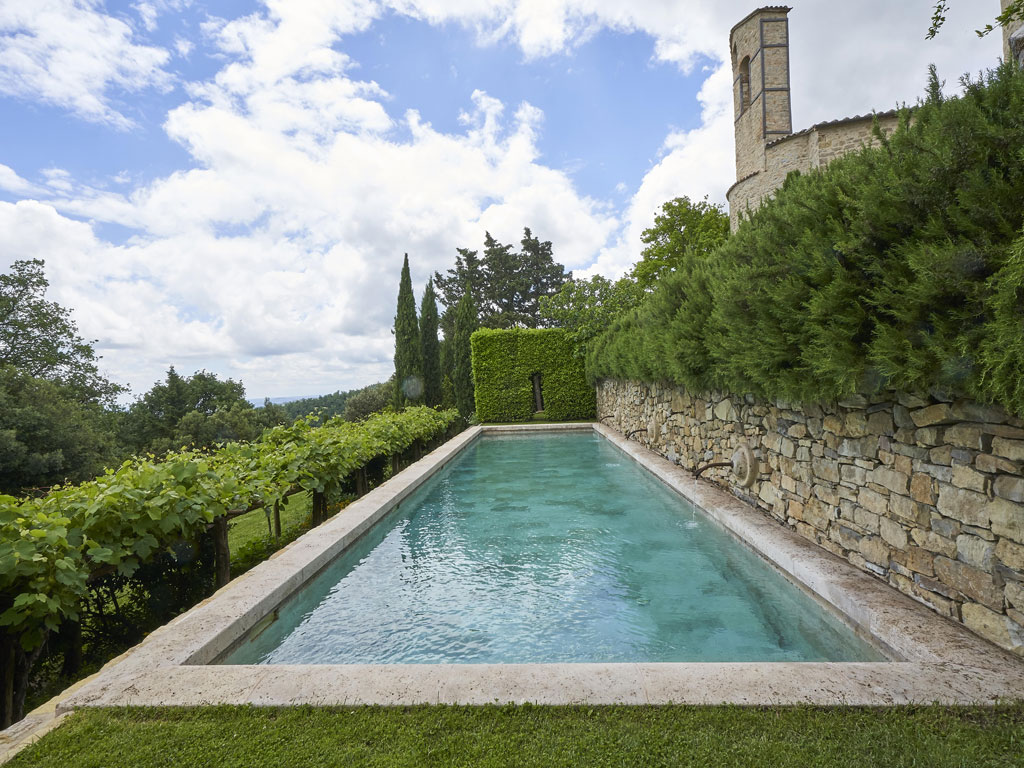 Castello di Fighine. La piscina privata di “Casa Janine”. Foto: Marco Scarpa