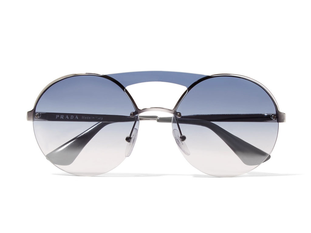 Prada. Le lenti sfumate di questi occhiali si estendono fino alla barra sopraccigliare per creare una silhouette audace ed esagerata. In metallo argentato lucido, sempre Made in Italy (visto su Net-a-Porter).