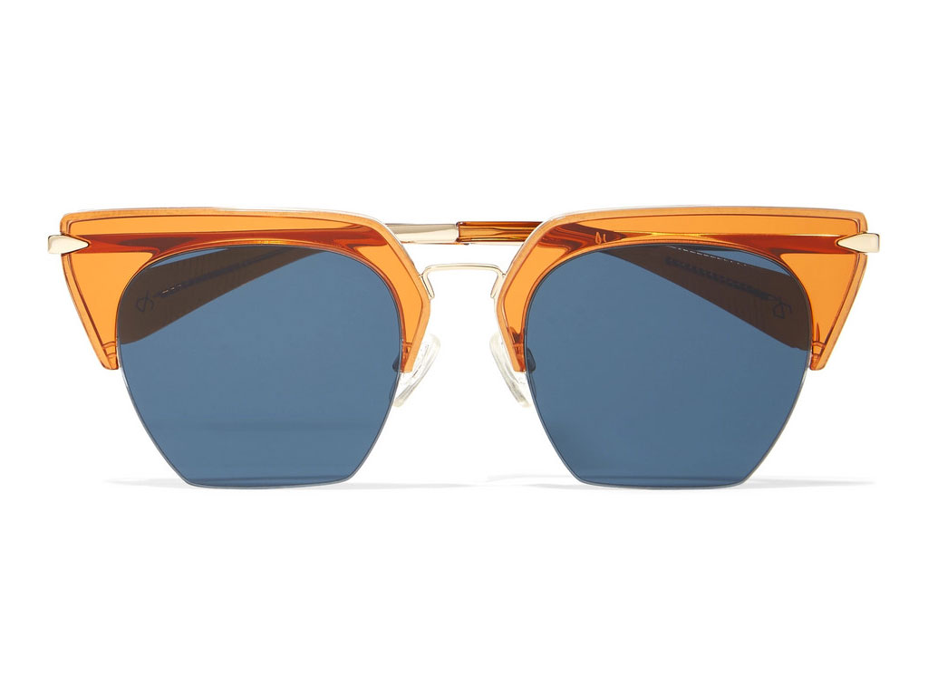 Rag & Bone su Net-a-Porter. Le linee spigolose e i colori vivaci rinnovano la collaudata silhouette a occhi di gatto. Questo occhiale è stato realizzato in Italia con l’utilizzo di sottili montature color oro accentuate con acetato marrone chiaro lungo la fronte e lenti blu.