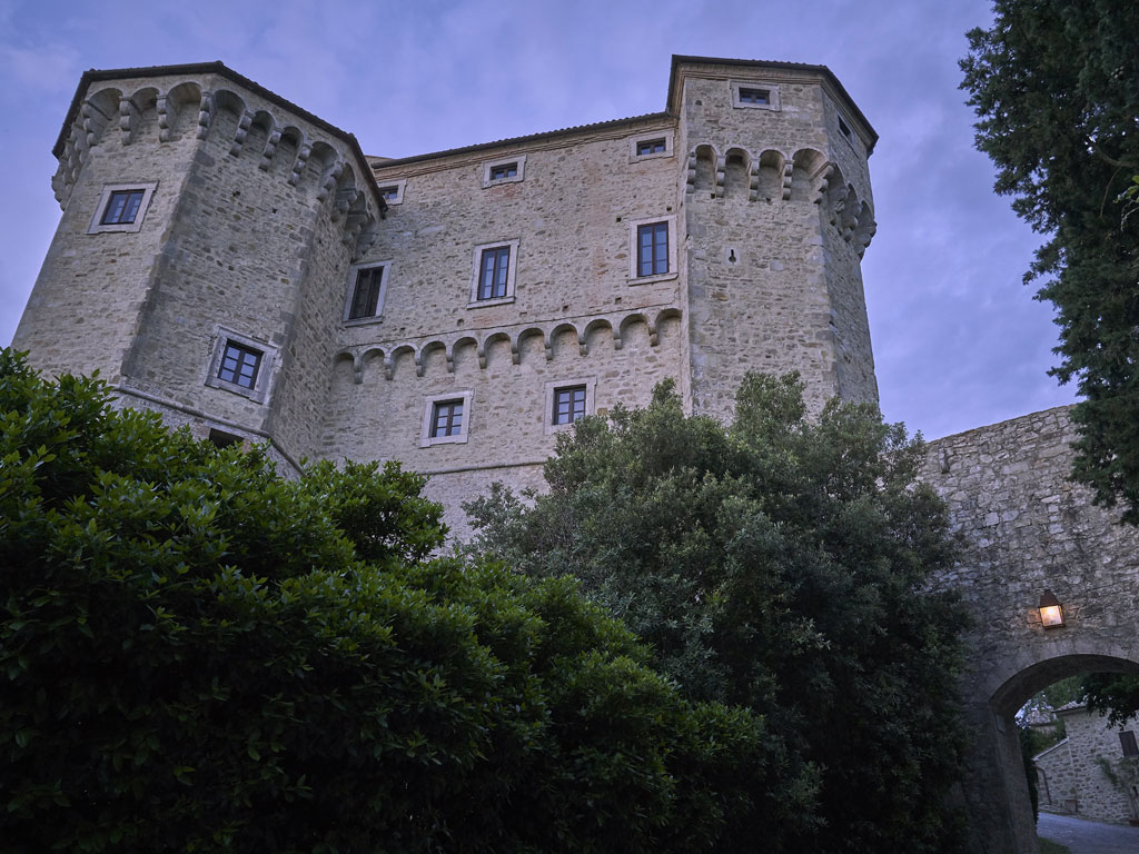 Castello di Fighine. Un’altra vista del Castello. Nelle immediate vicinanze: San Casciano dei Bagni - con le sue famose terme - e città d’arte come Montepulciano, Pienza, Cetona, Chiusi e Orvieto. Foto: Marco Scarpa