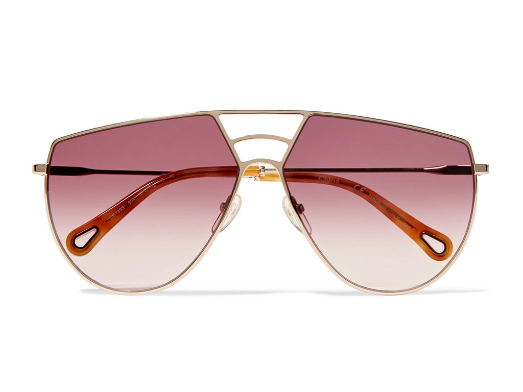 Chloé. Questa montatura da aviatore è alla moda e allo stesso modo retrò e futuristica. Realizzata in metallo lucido color oro, è dotata di una fredda barra frontale e di lenti sfumate rosa che garantiscono una protezione UV al 100% (visto su Net-a-Porter).
