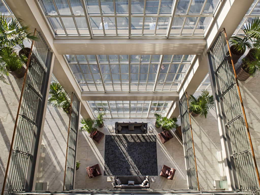 DoubleTree by Hilton Torino Lingotto. Salotto visto dall'alto.