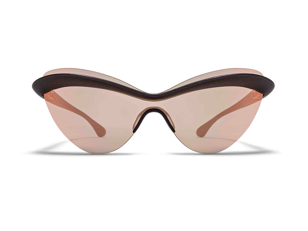 Mykita+Maison Margiela. Con una visiera senza bordi che si estende oltre al taglio laser a vivo, il modello “Mylon” presenta un aspetto solido e futuristico, riadattamento dell’iconica montatura vintage a “occhi di gatto”.
