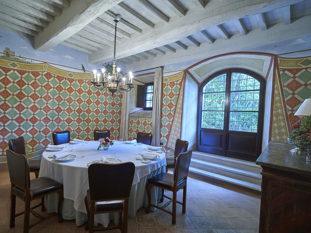 Castello di Fighine. Il “Ristorante Castello di Fighine” (una stella Michelin) propone un menù alla carta e uno degustazione. Lo chef Antonio Strammiello propone una rivisitazione della cucina tradizionale toscana. Foto: Marco Scarpa