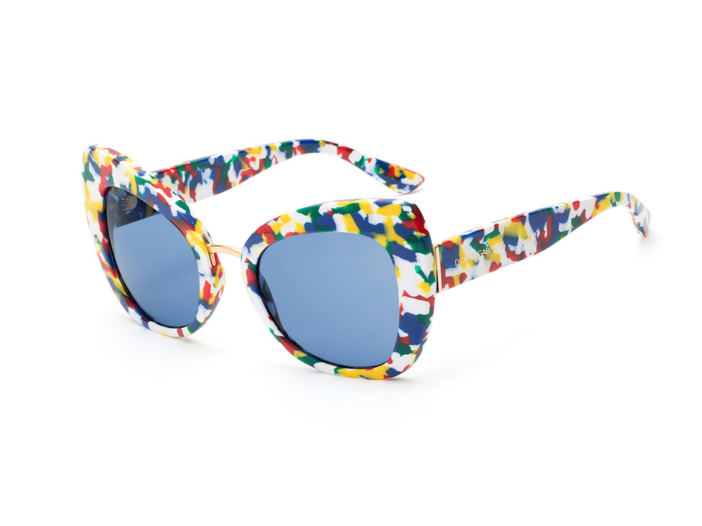 Dolce e Gabbana. Occhiale a farfalla con ampia montatura in acetato con ponte in metallo ed esclusiva stampa Memphis. Lenti sfumate blu, rigorosamente Made in Italy.
