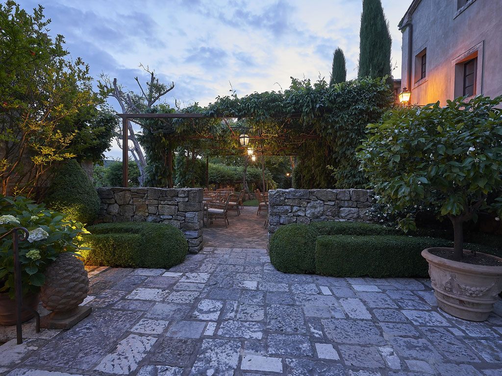 Castello di Fighine. L’esterno del “Ristorante Castello di Fighine” tra i glicini e le rose. Foto: Marco Scarpa