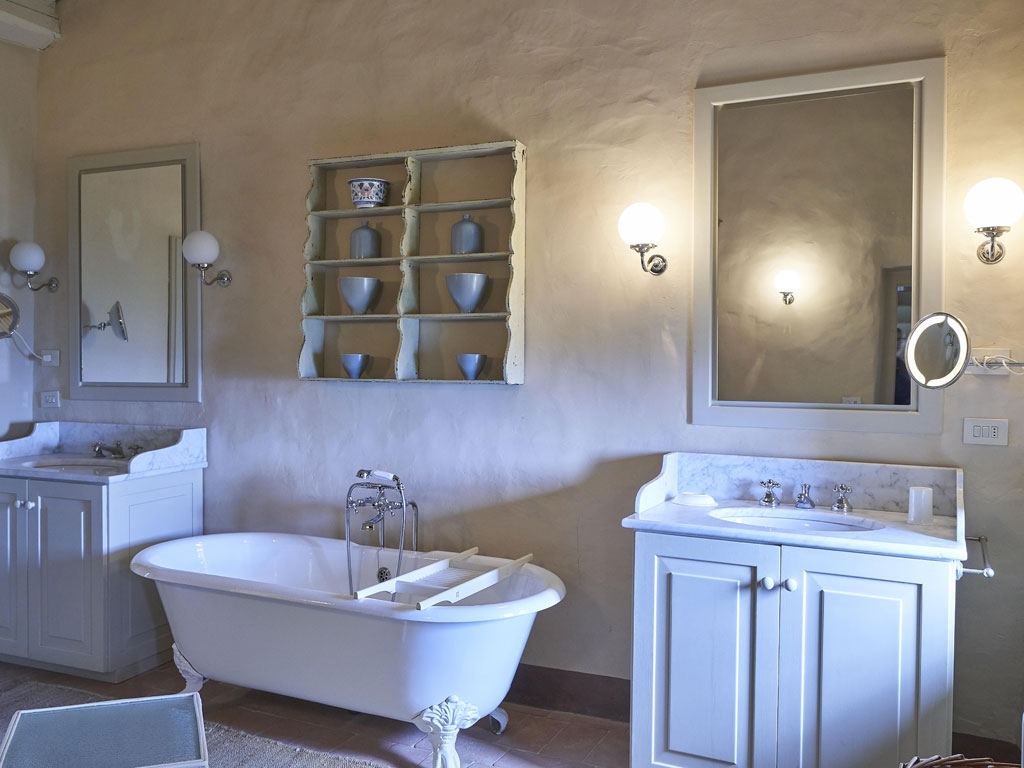 Castello di Fighine. Una vista della sala da bagno di “Casa Janine”. Foto: Marco Scarpa