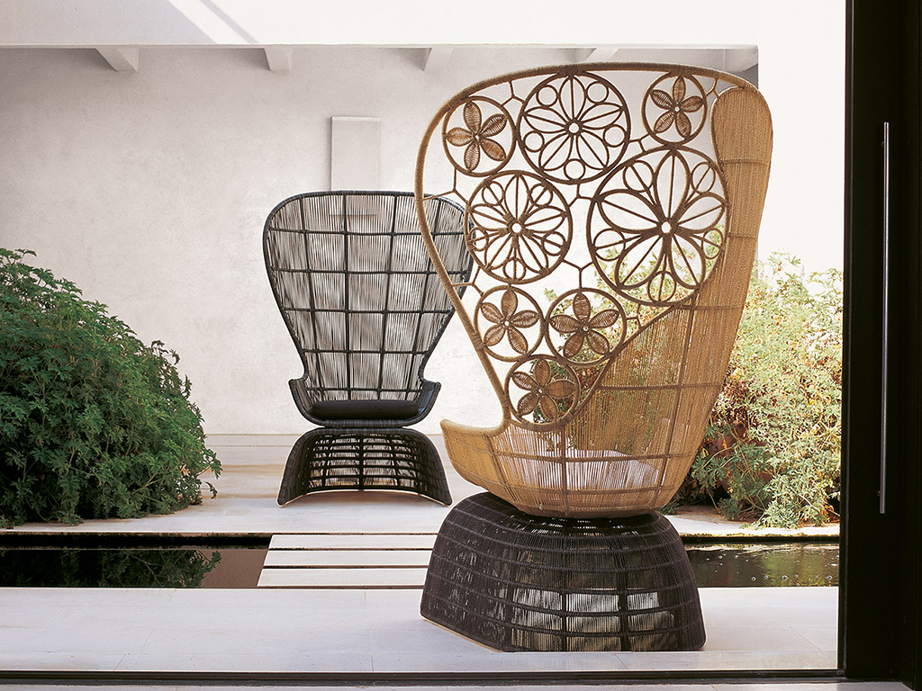 B&B Italia Outdoor. Avete presente le gonne delle dame ottocentesche? Gonfie, a campana, sostenute dalle “Crinoline” (sottogonne rigide) erano scenografiche micro-architetture da salotto. Questa appunto l’ispirazione di Patricia Urquiola per il design di queste splendide poltrone. L’intreccio è in polietilene o in fibra naturale d’abaca per spazi coperti o verande.