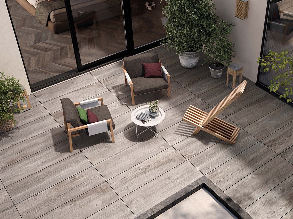 Casalgrande Padana. “Extragres 2.0” raccoglie le collezioni con uno spessore di 20 mm: lastre monolitiche in gres porcellanato, perfettamente squadrate e rettificate, con finitura superficiale antiscivolo, ideali per le pavimentazioni da esterno. Qui nella versione “Country Wood”, gres porcellanato con effetto legno.