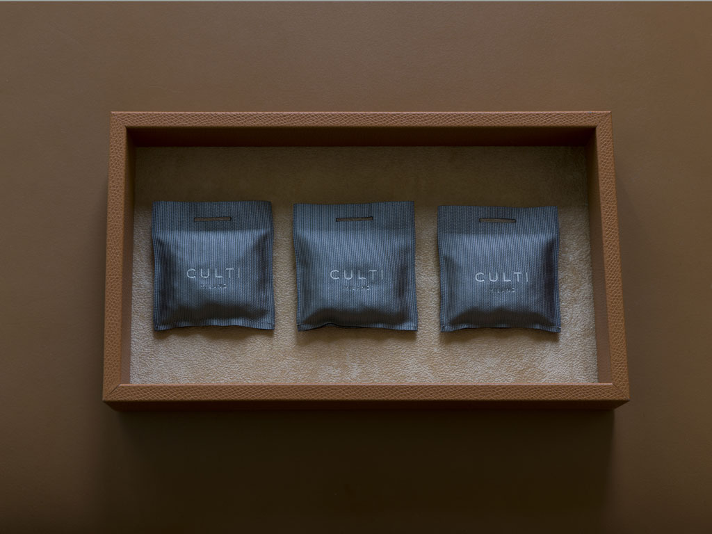 Culti Milano. Cuscinetti profumati per armati, valigie, cassetti. In tessuto grigio con asola sono disponibili in numerose fragranze: Aramara, Mareminerale, Thé, Tessuto, Oficus.