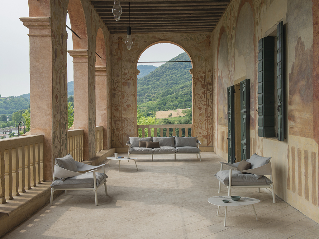 EMU. La collezione “Terramare” dello Studio Chiaramonte-Marin è composta da un sistema di divani e poltrone, realizzati in tubolare di alluminio. L’elemento che contraddistingue la collezione è lo snodo in pressofusione di alluminio, evocativo del più istintivo sistema di giunzione dei tronchi di giunco. Braccioli e schienali sono realizzati in eco-cuoio, con una particolare finitura che conferisce a questi elementi un aspetto vissuto.