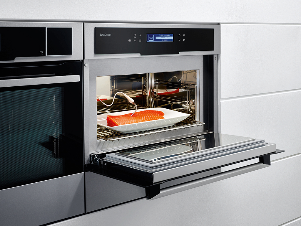 Electrolux. L’abbattitore “BlastChiller” raffredda, congela e surgela in tempi rapidi, conservando proprietà nutritive, freschezza e qualità di ogni ingrediente. Le tre funzioni a disposizione possono essere attivate con facilità grazie a una speciale termosonda, in grado di misurare la temperatura direttamente al cuore degli alimenti, oppure indicandone manualmente il peso.