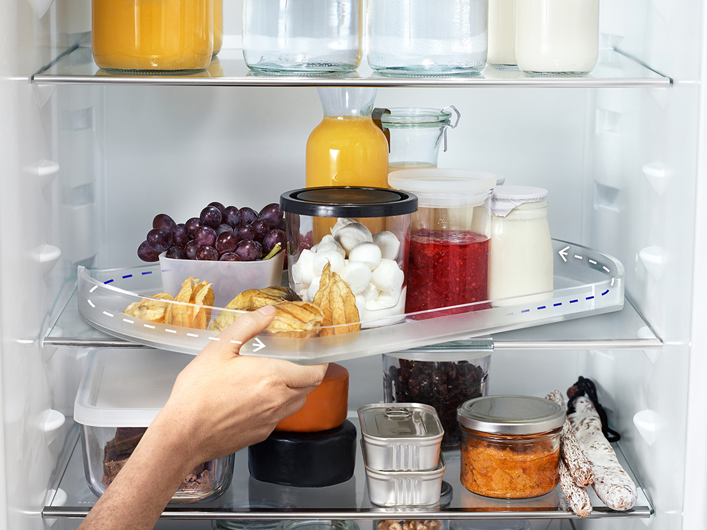 Electrolux. Per tutti i modelli di frigocongelatori della gamma Electrolux è disponibile un accessorio intelligente, il ripiano “SpinView”, che ruota a 360° in entrambe le direzioni. Grazie a questo ripiano rotante è molto più semplice ricercare gli ingredienti all’interno del frigorifero, in modo da organizzarlo con facilità ed evitare eventuali sprechi di cibo.