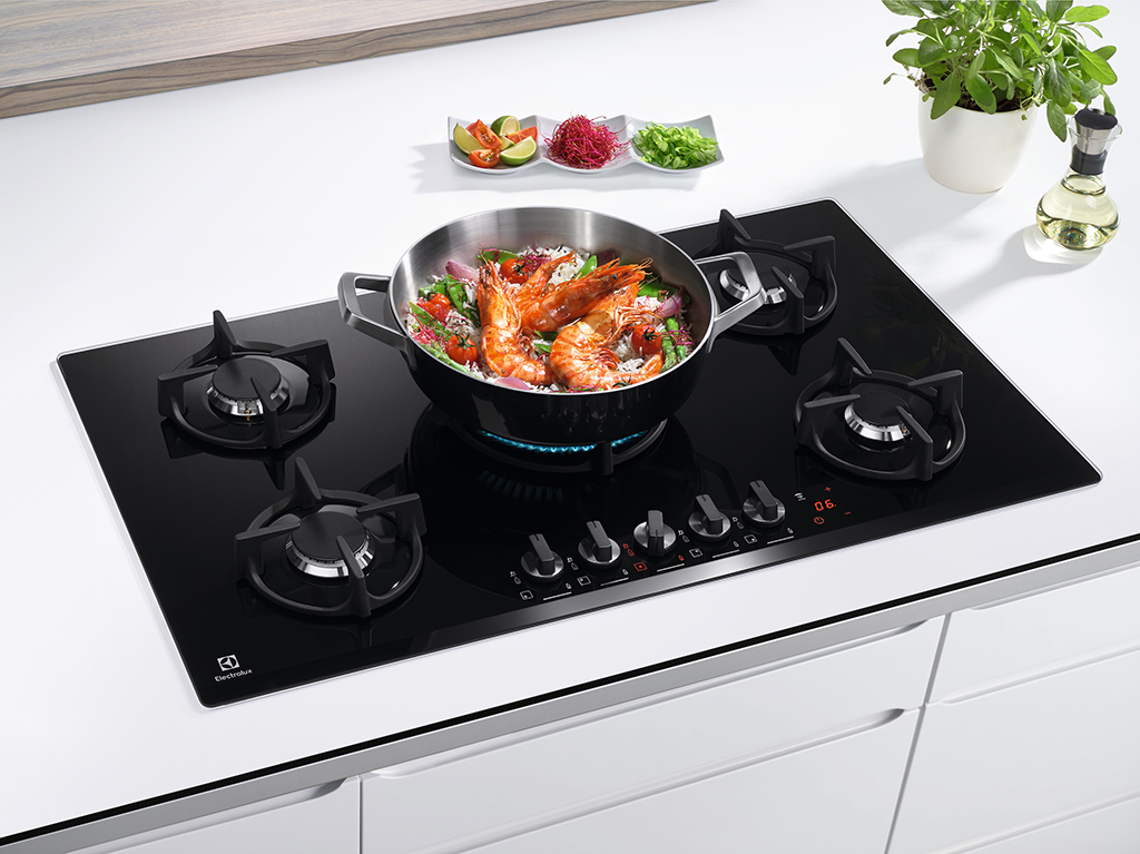 Electrolux. Piano cottura a gas della collezione “Gas on Glass Flamelight” dotato di comandi a manopola ergonomica con controllo progressivo. LED luminosi segnalano se un bruciatore è acceso o spento mentre gli indicatori di calore residuo rilevano se le griglie sono ancora calde. Un allarme sonoro avvisa nel caso la manopola o il piano siano rimasti attivi da tempo, per non lasciare mai il gas acceso. Di questa linea sono a disposizione due piani con cinque fuochi, nelle misure da 90 o 75cm, mentre la dimensione da 60 cm presenta quattro bruciatori.