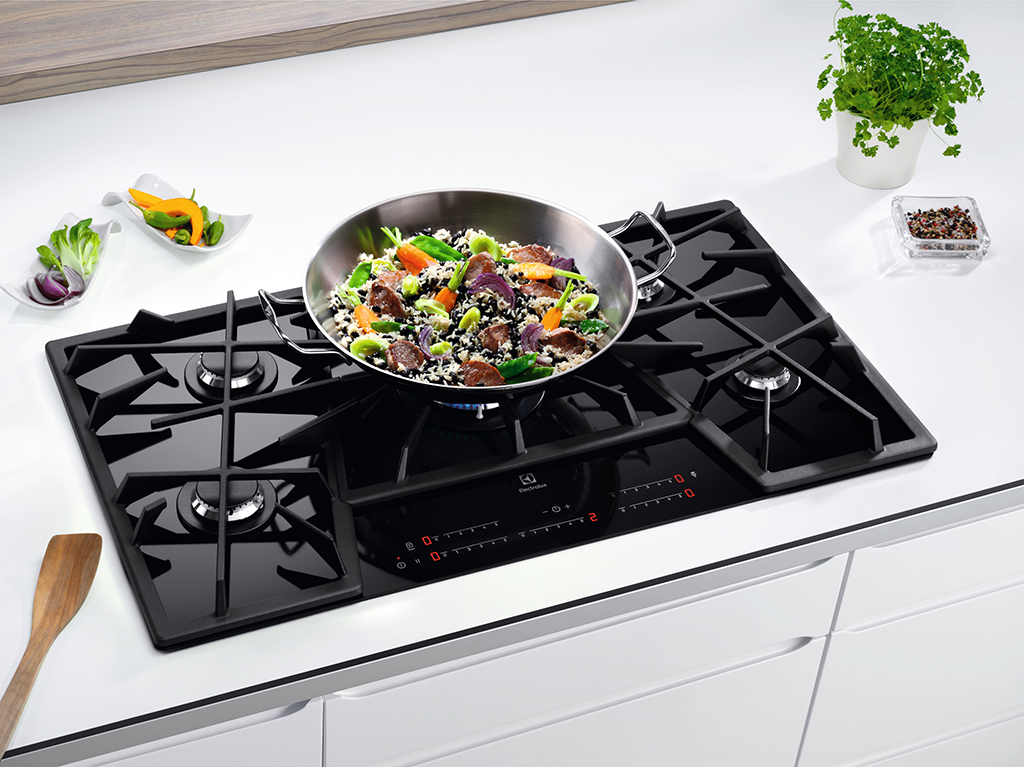 Electrolux. Il piano “TouchSure” - disponibile da 90 o 75 cm - combina la sicurezza della cottura a gas all’efficienza e all’intuitività dei comandi TouchControl, tipici dell’induzione: basta sfiorare lo slide orizzontale e il controllo elettronico Touch si attiva subito per regolare la fiamma e averne un controllo totale. Infatti, la microregolazione consente di differenziare il fuoco fino a 5 diversi livelli, garantendo cotture delicate e senza bruciature.