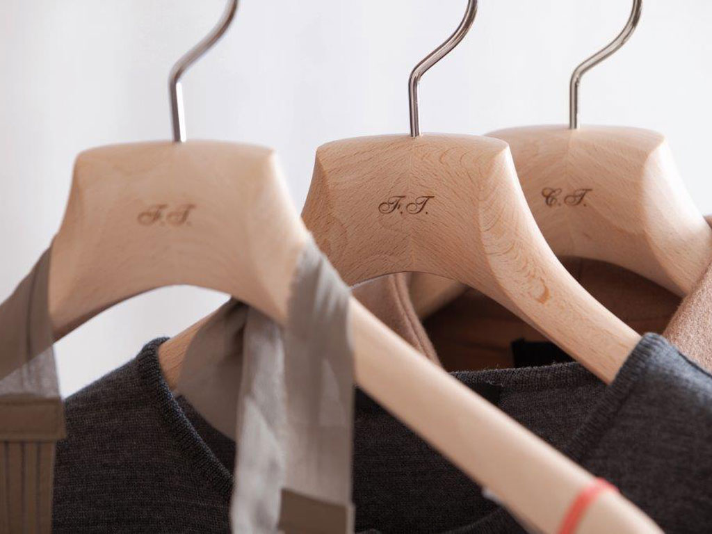 Toscanini. “TSuMisura®” è un’innovativa gamma di portàbiti personalizzabili in legno. Confezionati sulle misure del cliente garantiscono il giusto sostegno ai capi e la garanzia di mantenerli sempre in forma. Ogni taglia, dalla Small alla XL, trova il suo portàbito ideale. La collezione è disponibile per uomo, donna e bambino e consente di scegliere, oltre alla taglia, il colore, la finitura, gli accessori e i dettagli, fino alla personalizzazione con le proprie iniziali.