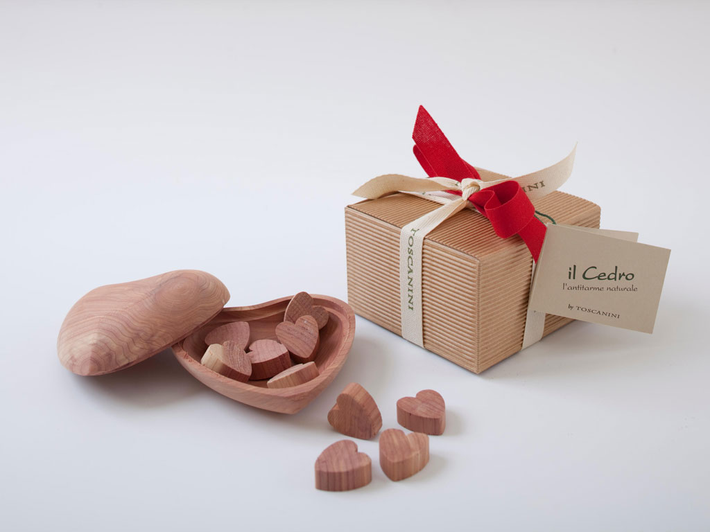 Toscanini. Una scatola regalo contiene al suo interno un cuore in legno di Cedro. Come in una matrioska altri cuoricini più piccoli sono da inserire nei cassetti per un naturale effetto antitarme.