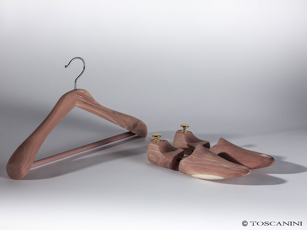 Toscanini. Portàbiti e forme per le scarpe in legno di Cedro rosso.