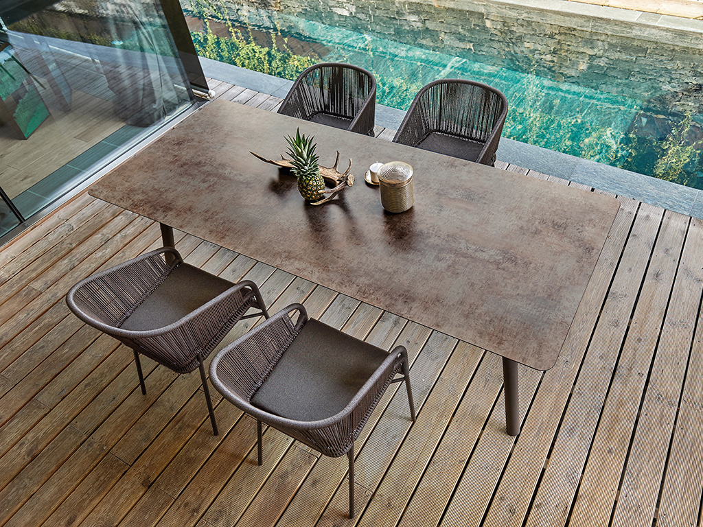 Varaschin. “Cricket” è la poltroncina da esterno ideale per il giardino o la veranda in alluminio verniciato e cordino sintetico intrecciato a mano disponibile nei colori beige naturale o moka.
Da un’idea della versatile designer londinese Anki Gneib.