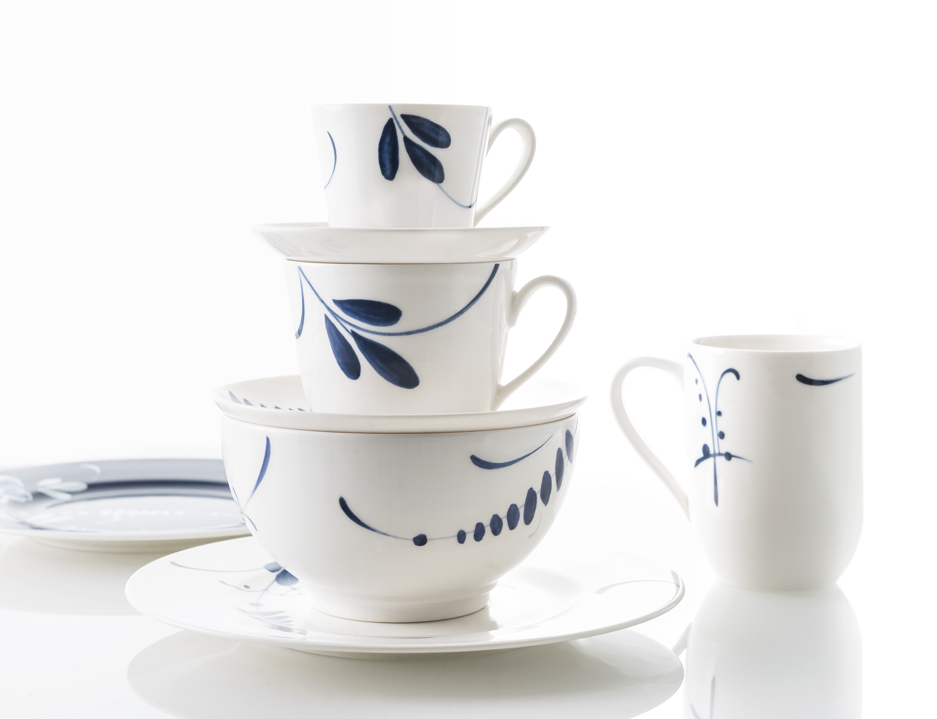 Villeroy & Boch. Tazze della collezione “Vieux Luxembourg Brindille”.