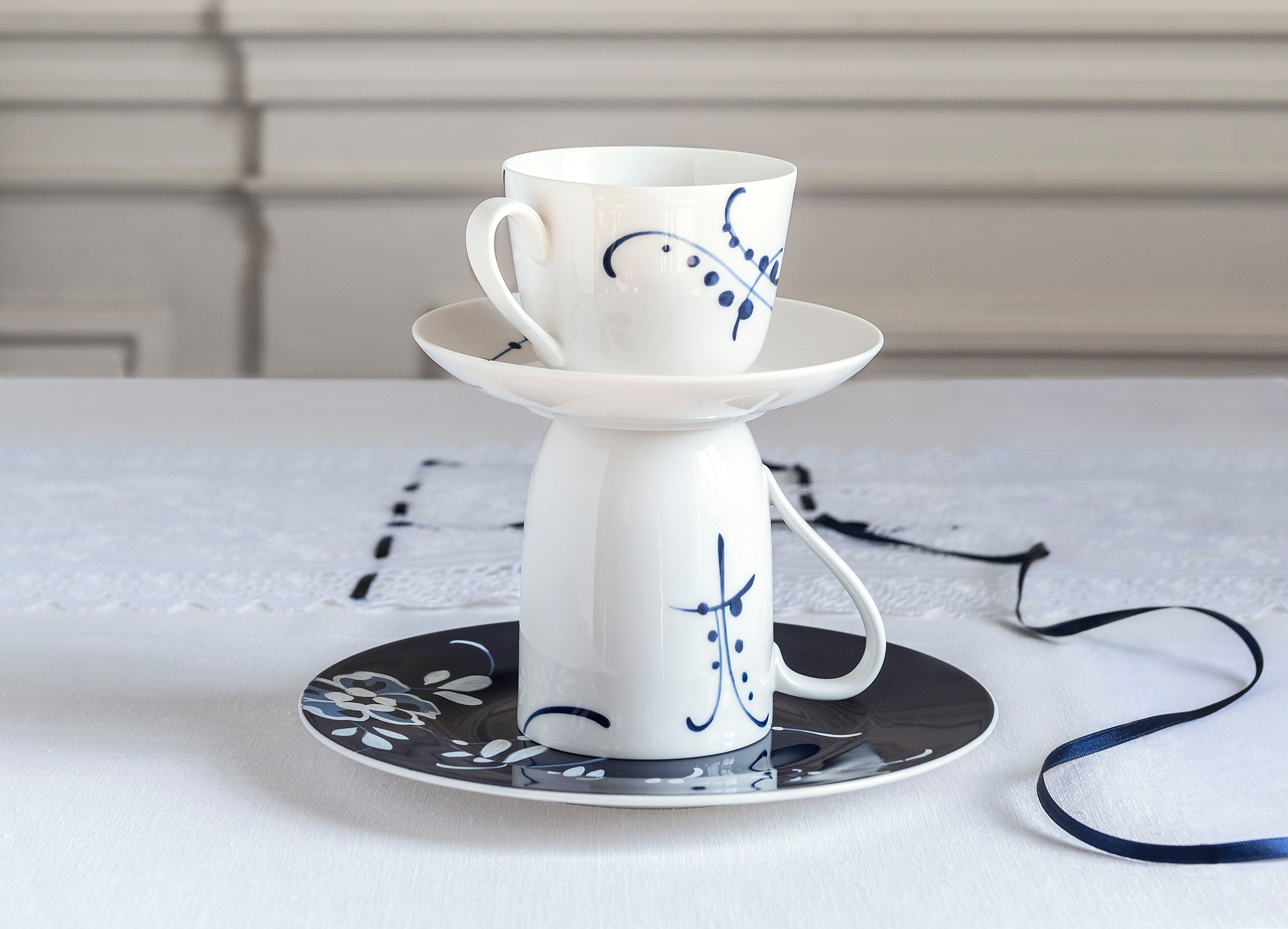 Villeroy & Boch. Ciotole e tazze della collezione “Vieux Luxembourg Brindille”.