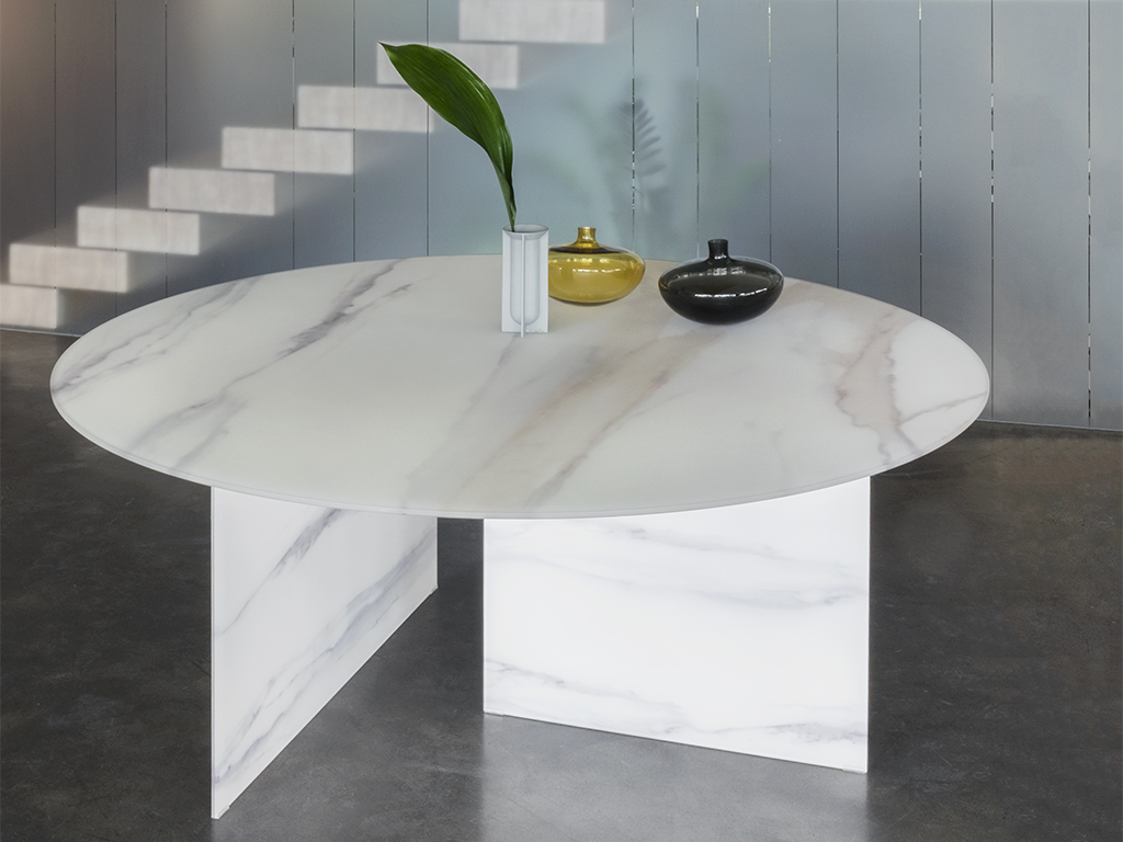 Lago. Il tavolo Stratum, design Daniele Lago, un oggetto scultoreo composto dai pannelli di vetro XGlass. La luce filtra attraverso le gambe in vetro.