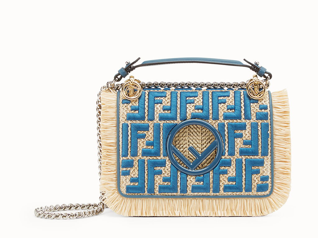 Fendi. Minibag in rafia a bordi sfrangiati con lunga tracolla a catena scorrevole e nuovo logo Fendi smaltato.