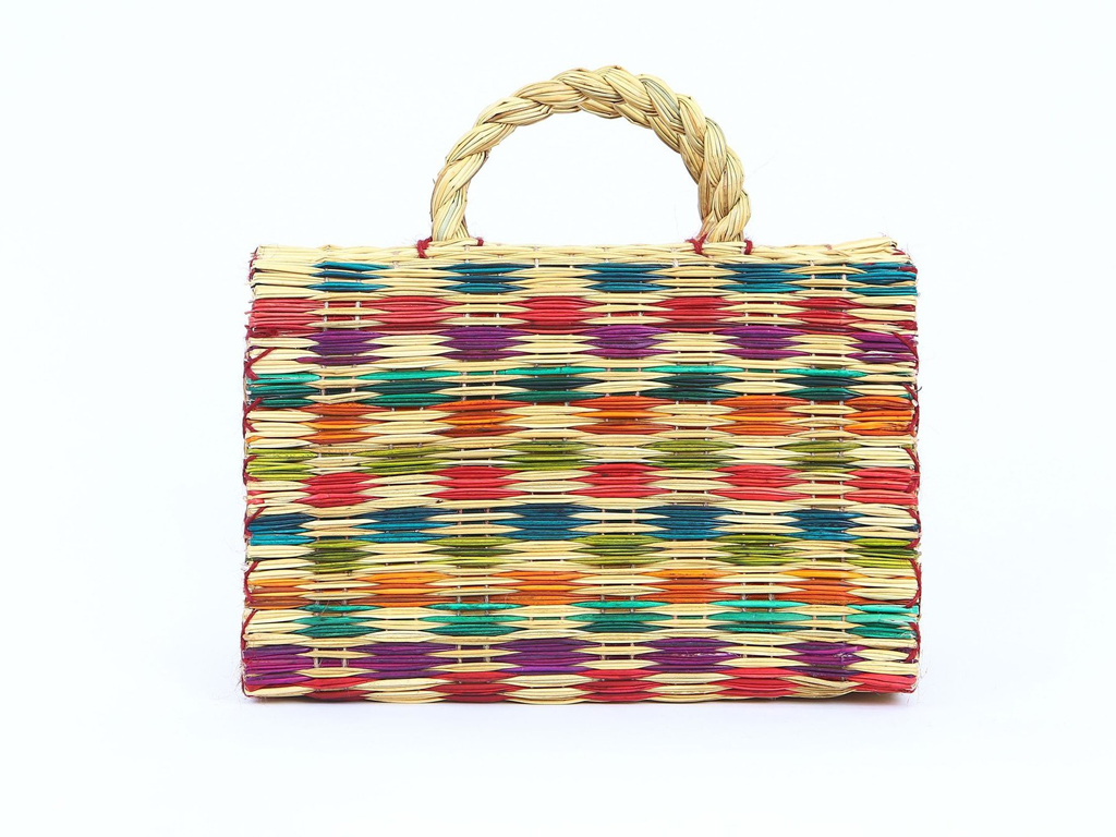 Folkloore. Cesto in canna di bambù realizzato a mano come una volta, tinto e intrecciato su telaio con motivi colorati.