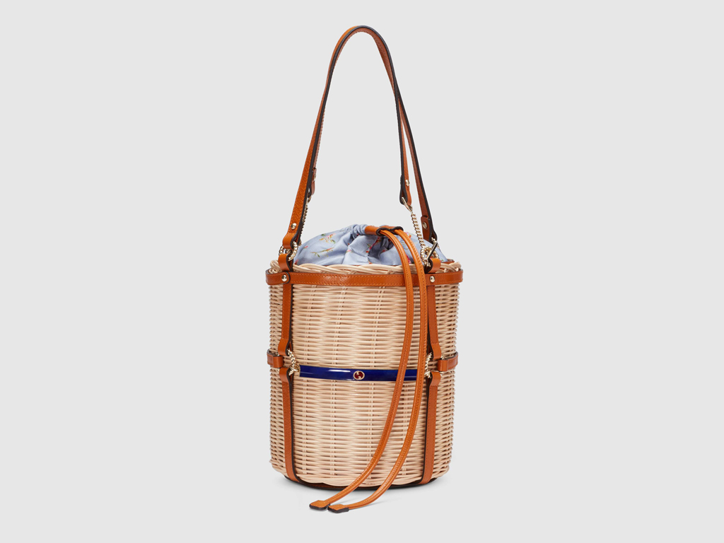 Gucci. Secchiello a spalla in vimini naturale verniciato con finiture in pelle cognac dotato di portafoglio interno estraibile.