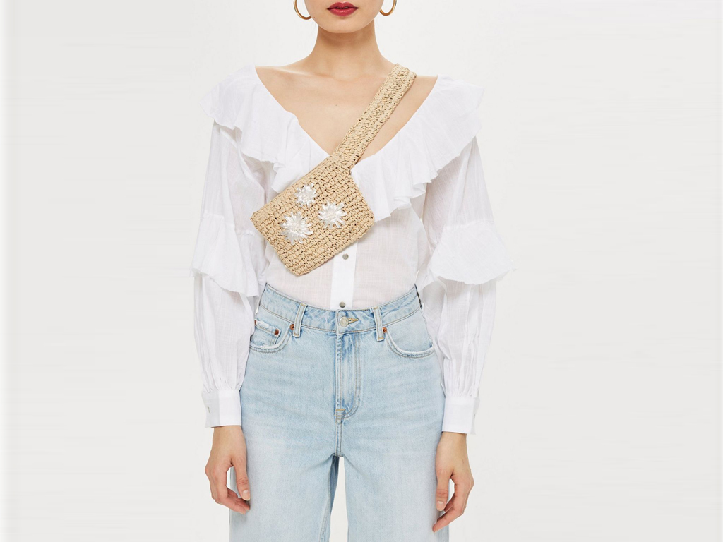 Topshop. “Brighton Belt Bumbag” è la borsina in paglia che si porta come un marsupio a tracolla o alla vita come una cintura.