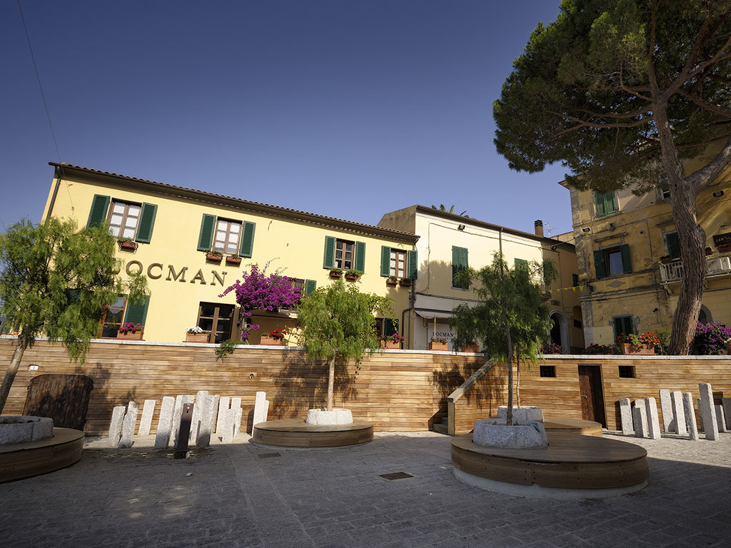 Locman Orologi. La Piazza Giovanni da Verrazzano a Marina di Campo, Isola d’Elba.